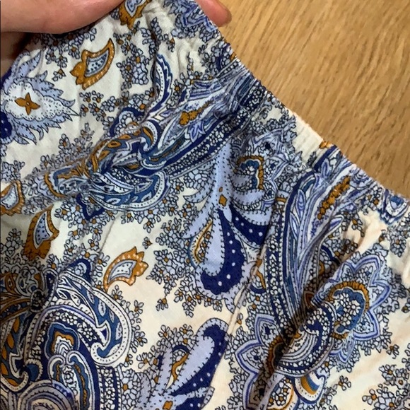 🔥SALE 4/$20‼️ H&M Beautiful Paisley Blue off the shoulder Crop - Picture 2 of 5